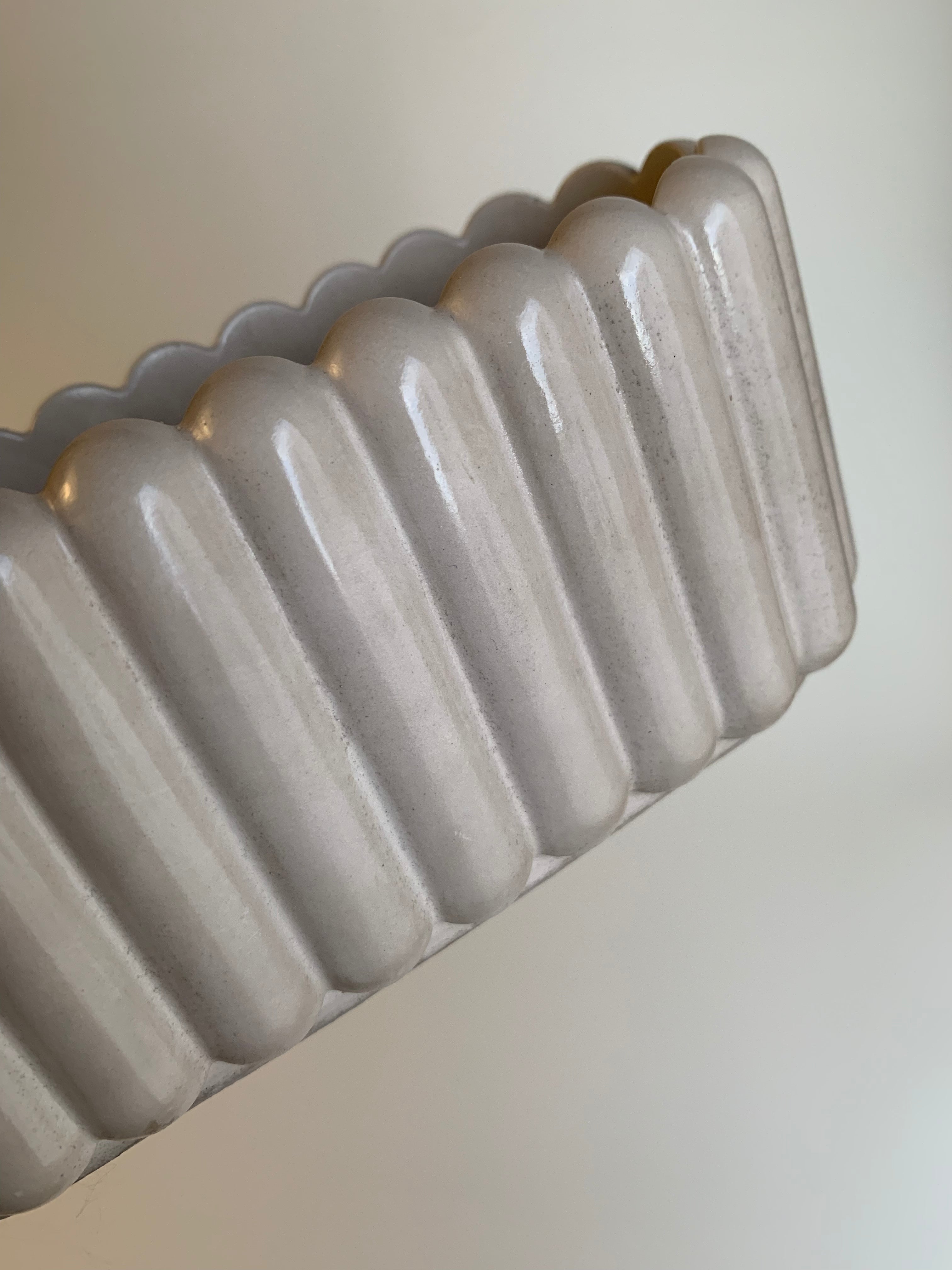 Fluted texture pot | Warm grey