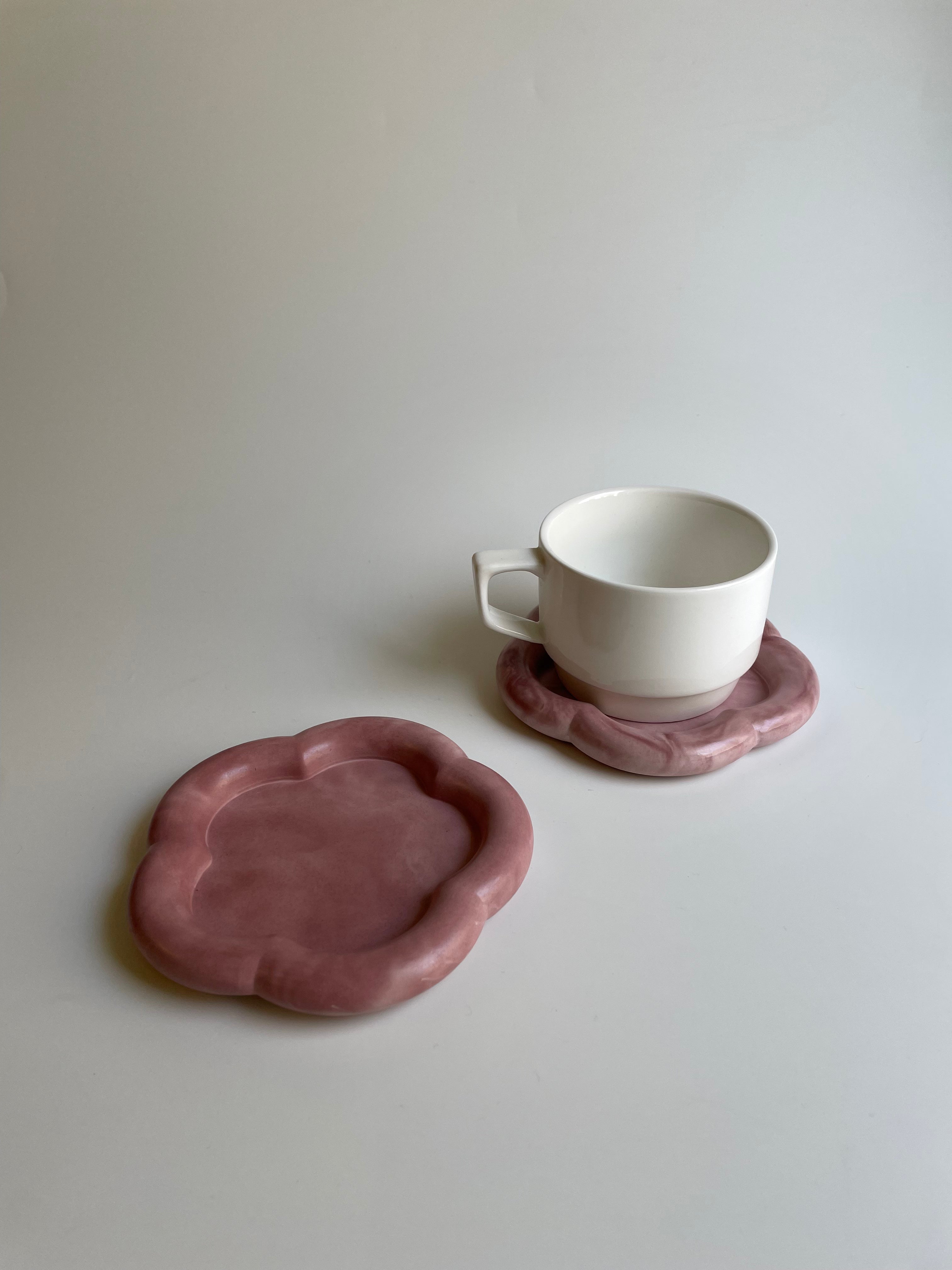 قواعد أكواب بيج اللون