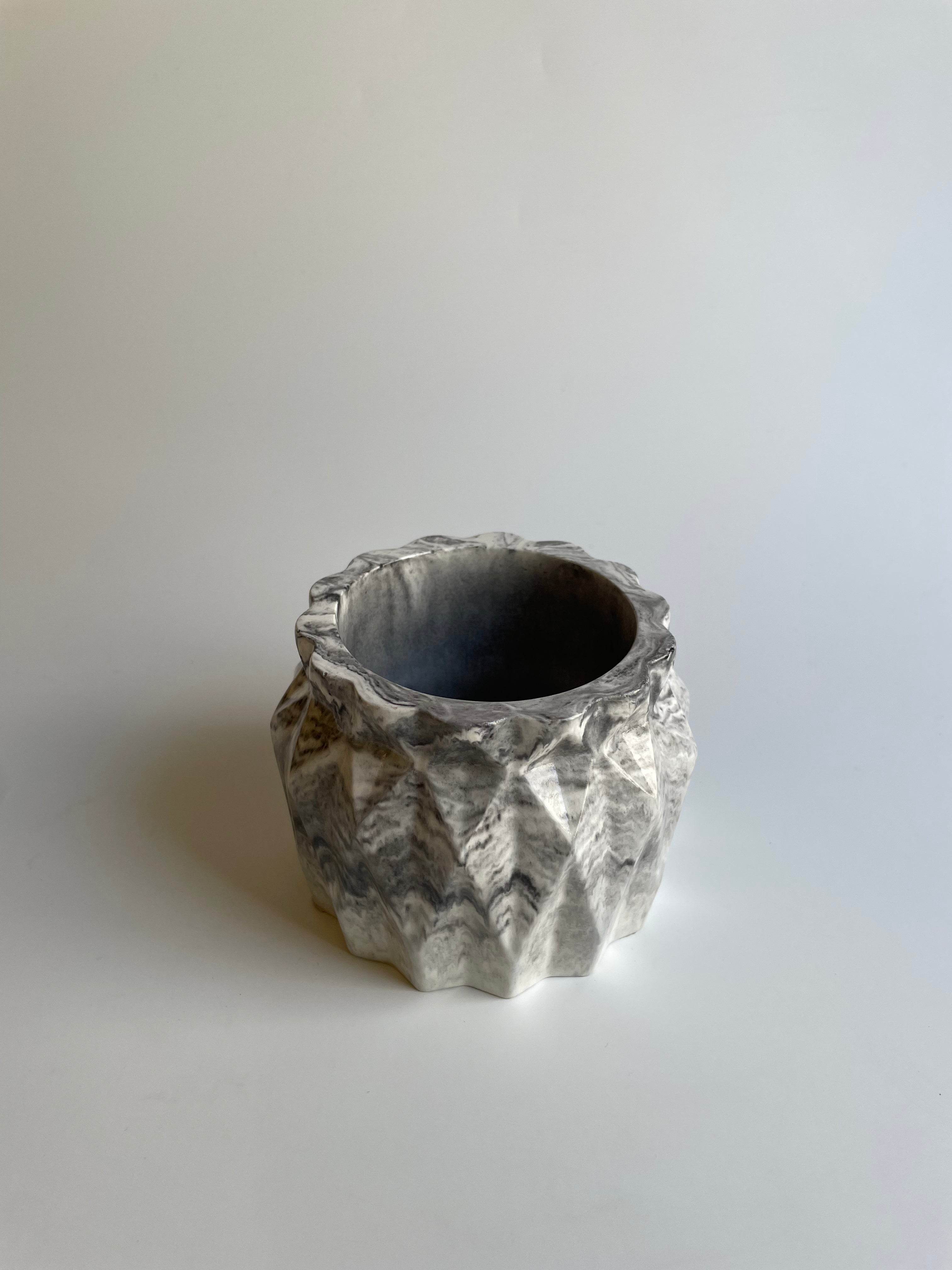 Origami textured pot | Black & white