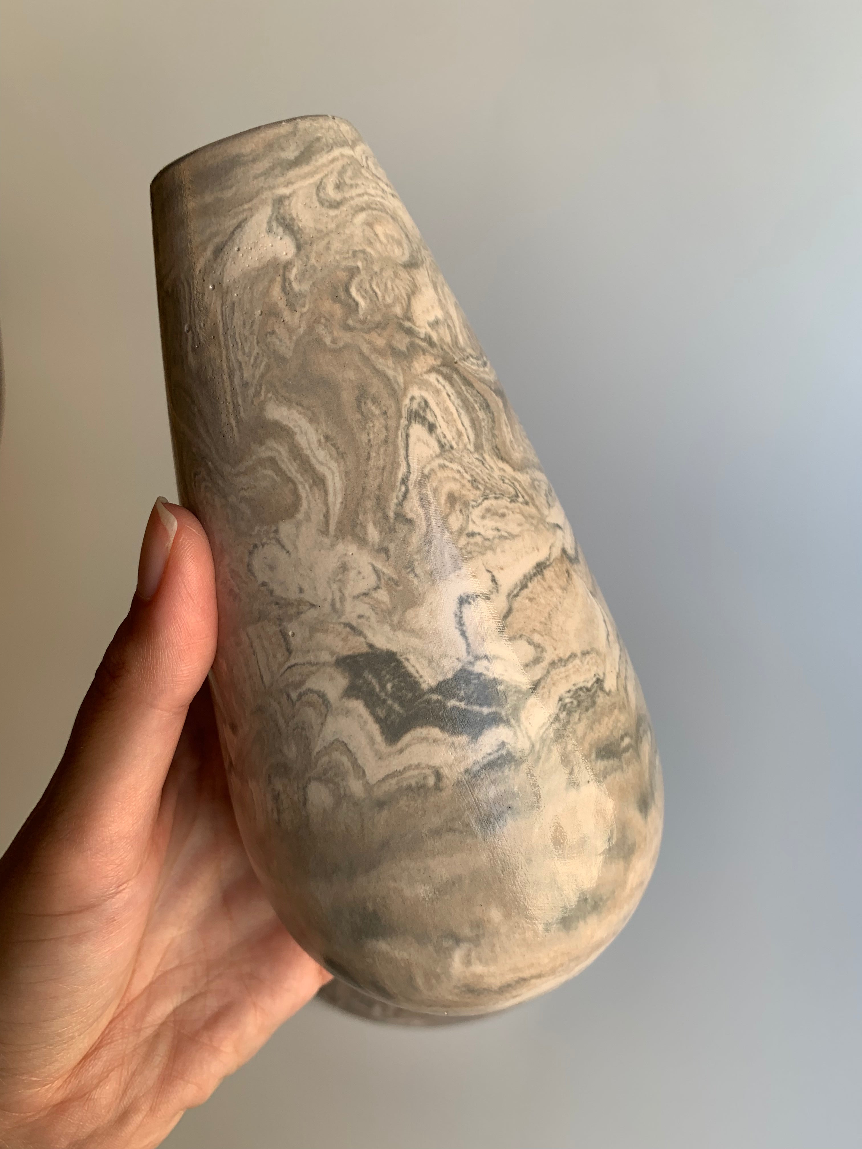هادئ وترابي
