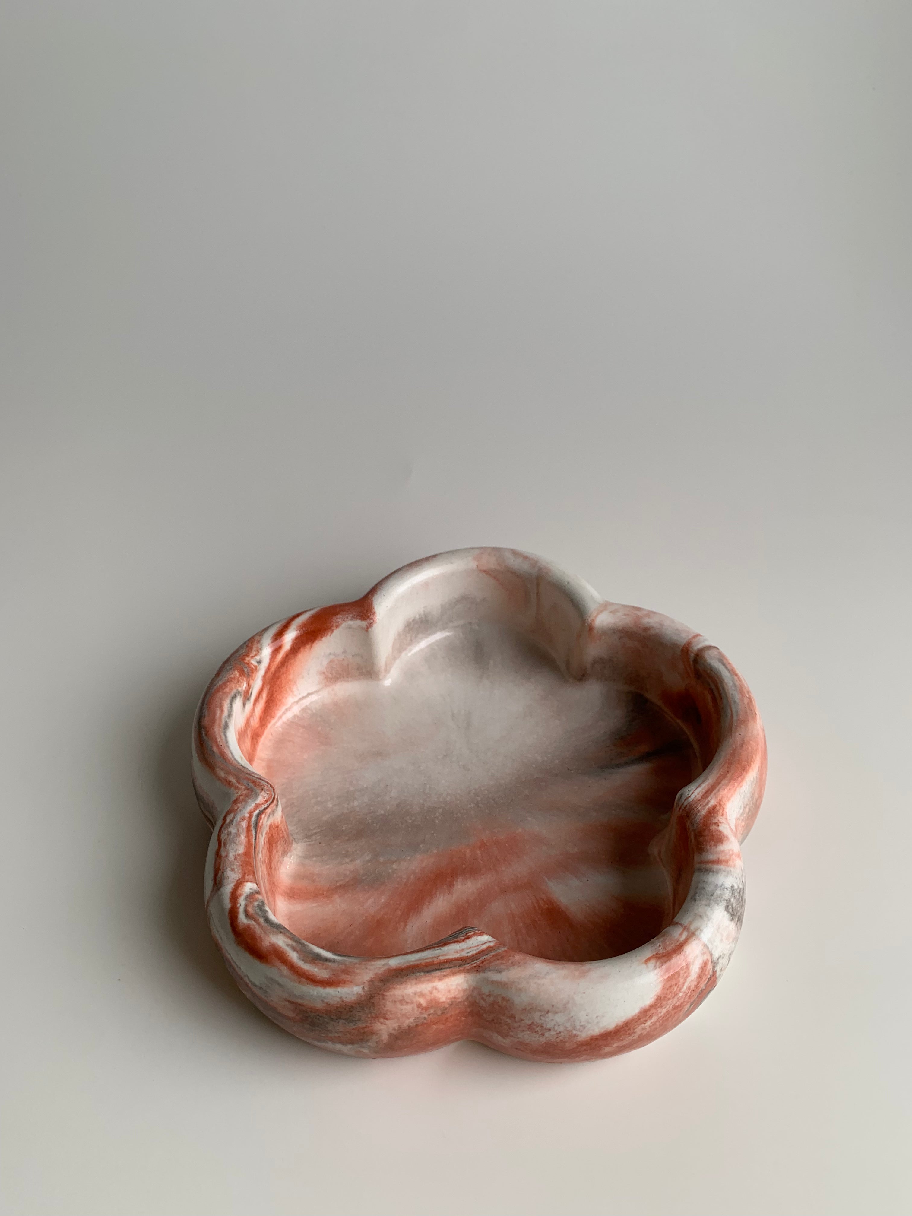 طبق صغير باللون البيج والماروني