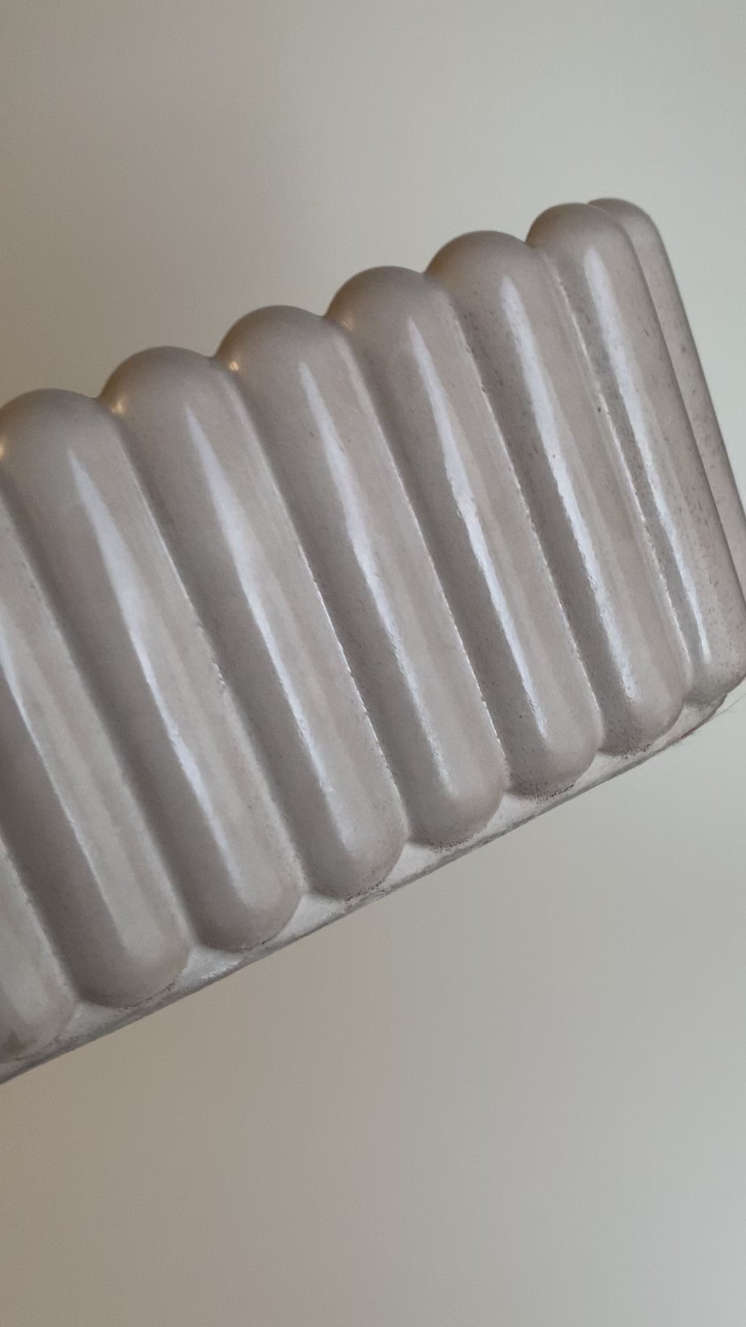 Fluted texture pot | Warm grey